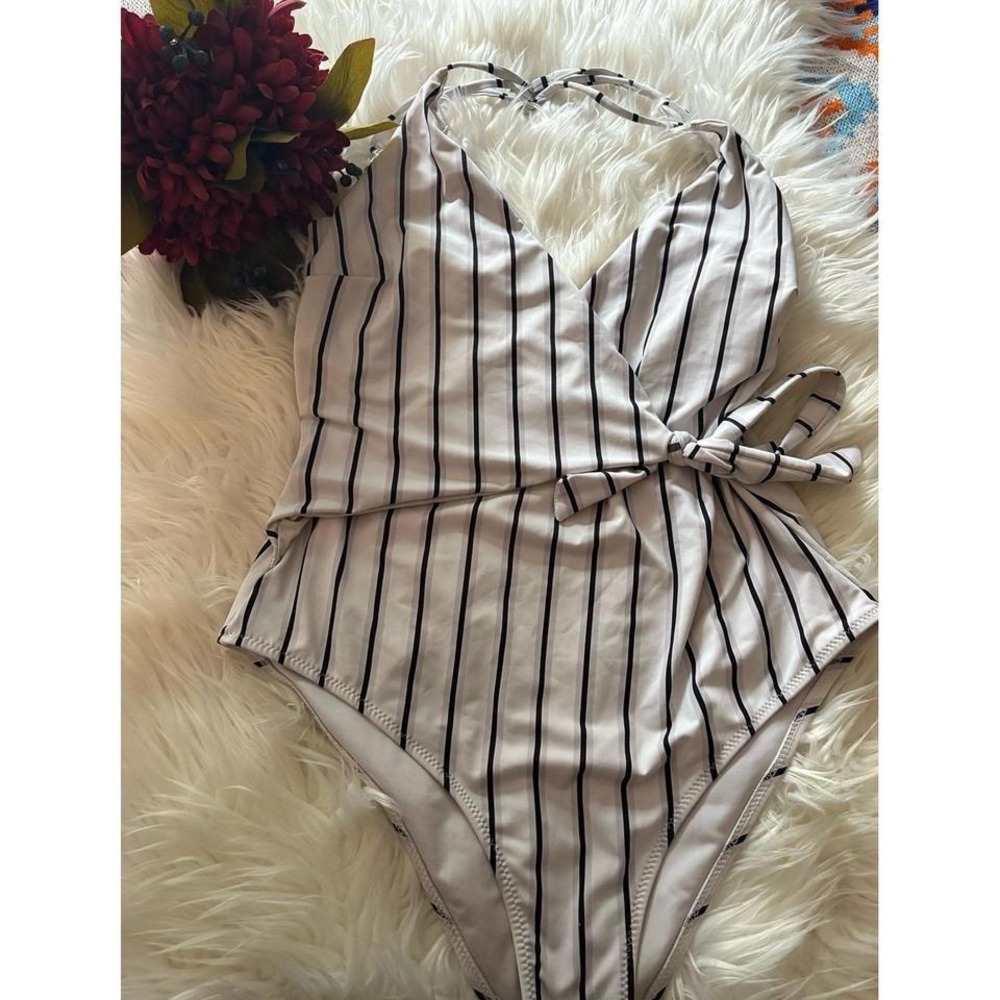 CUPSHE Swimsuit Large